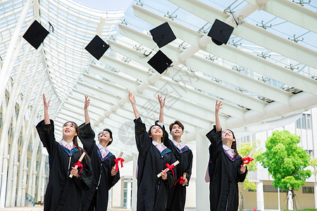 戴学士帽毕业生扔学士帽背景