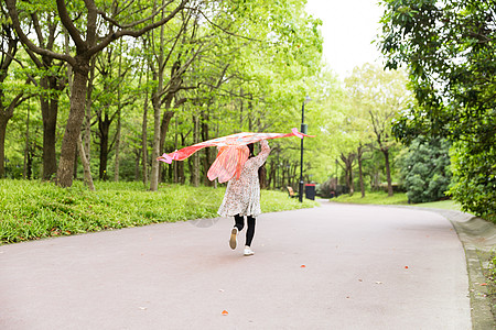 孩子奔跑小女孩放风筝背景