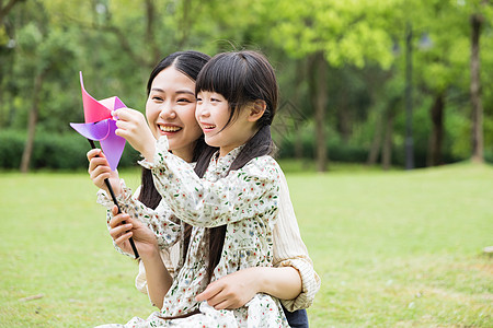 妈妈和孩子玩可爱母女玩风车背景