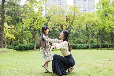 可爱母女活泼孩子高清图片