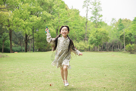 纸飞机素材儿童节小女孩玩纸飞机背景