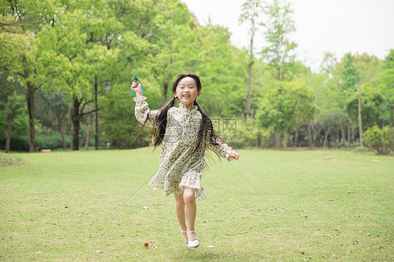 儿童节小女孩玩纸飞机图片