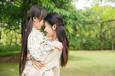 妈妈抱孩子儿童节可爱母女背景