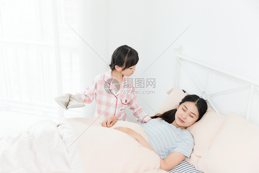 女儿给妈妈拿拖鞋图片