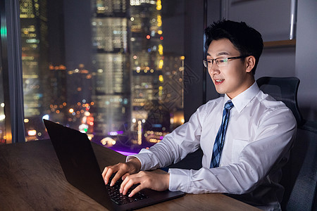 夜晚加班商务男士深夜加班背景