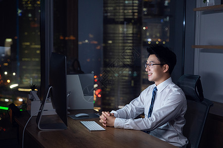 商务男士深夜加班图片