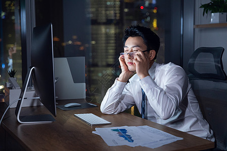 商务男士深夜加班劳累图片