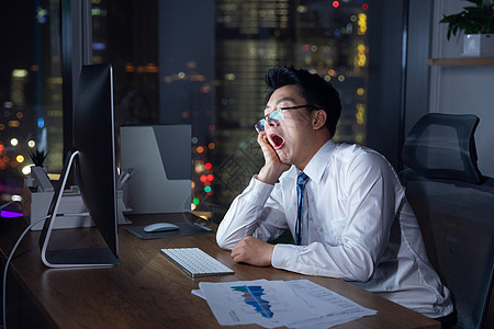 商务男士深夜加班劳累背景图片