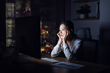 女性深夜加班劳累高清图片