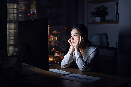 女性深夜加班劳累图片