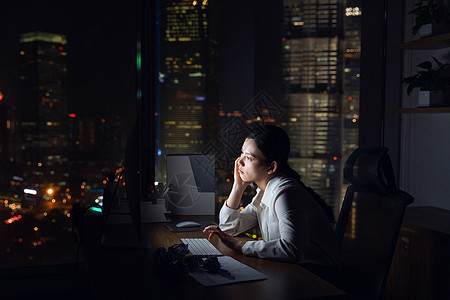 女性深夜加班劳累背景图片