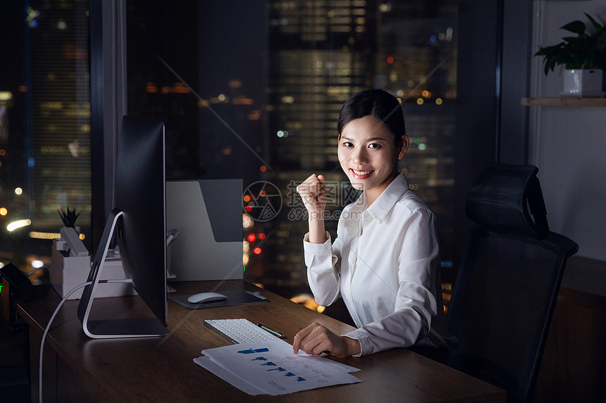 商务女性深夜加班加油图片