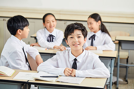 学校教室小学生在教室课间活动背景