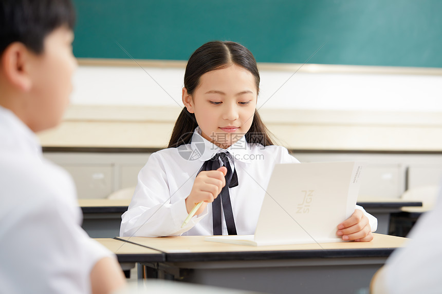 小学生在教室课间活动图片