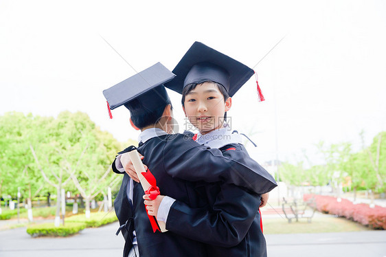 小学毕业生拥抱告别图片