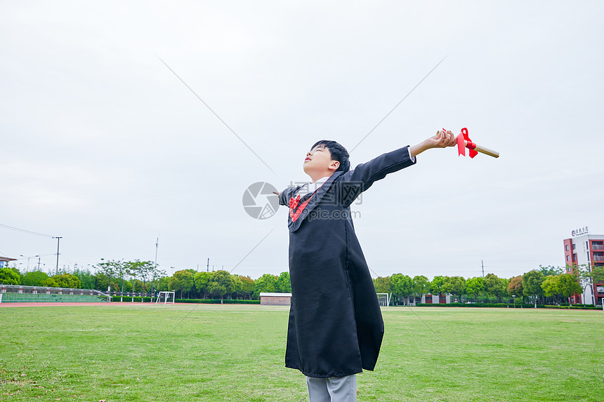 小学毕业生拥抱未来图片