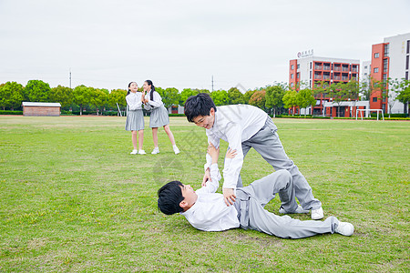 小学生打架背景图片