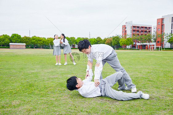 小学生打架图片