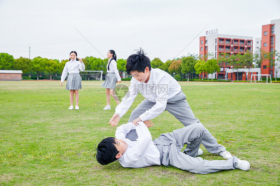 小学生打架图片