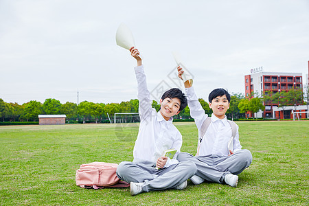 小学生做作业小学生手举试卷背景