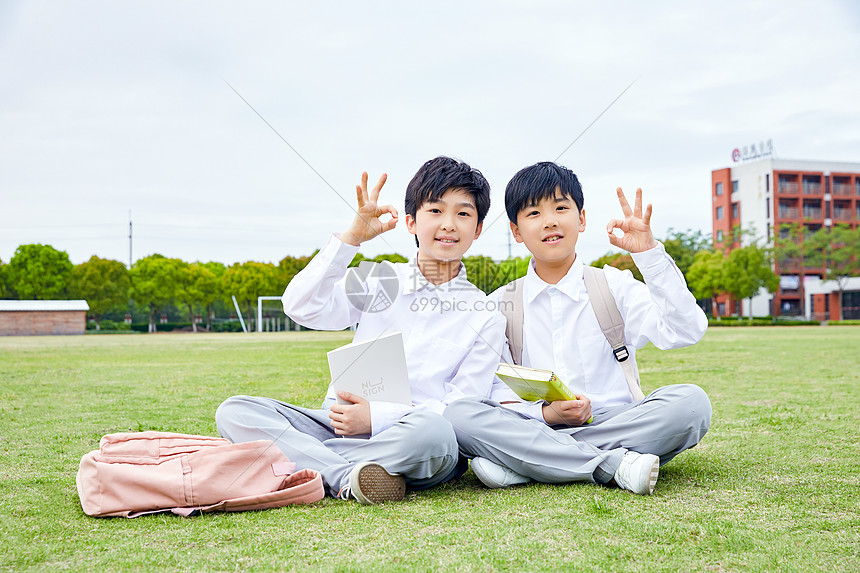 学生户外阅读图片