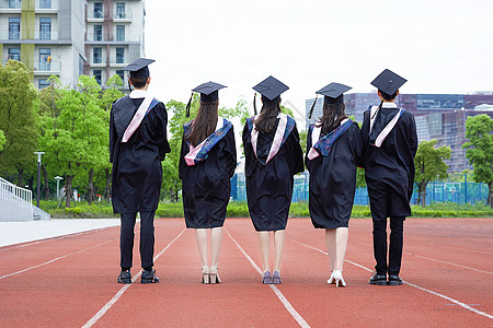 穿学士服背影图大学毕业生背影背景