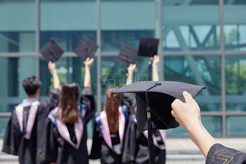 大学毕业生手拿学士帽
