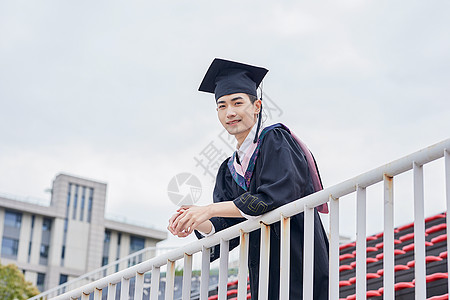 高考男大学毕业生背景