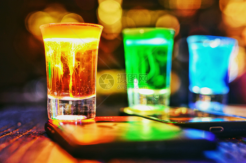 色彩缤纷的鸡尾酒图片