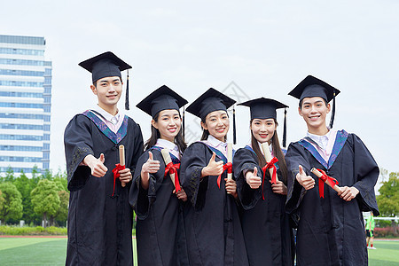 手拿证书的大学毕业生图片