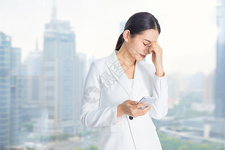 看电脑疲劳女士商务女士在办公室揉眼睛背景