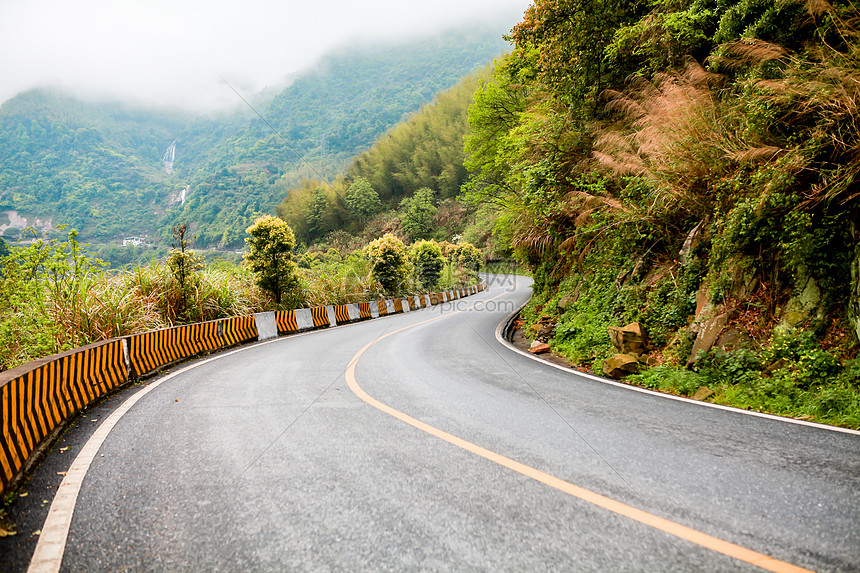 山路曲折图片