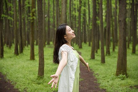 青春美女郊游图片