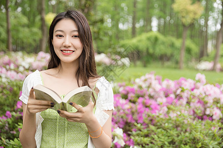 美女花丛青春美女郊游背景