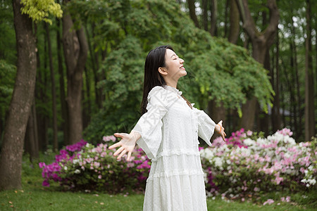 美女花丛青春美女郊游背景