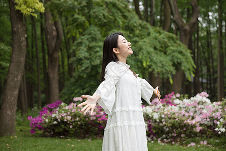 青春美女郊游背景图片