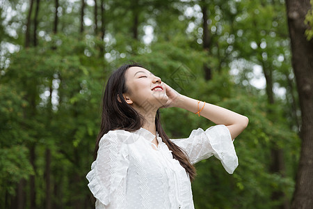 美女手镯青春美女郊游背景