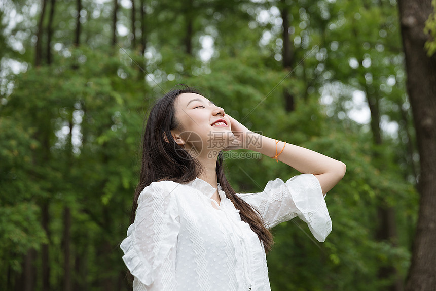 青春美女郊游图片