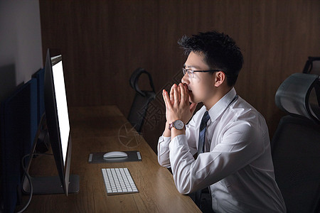 职场男士商务男性深夜加班背景