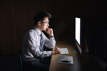 商务男性深夜加班背景图片