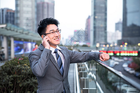 手机消毒商务精英户外打电话背景