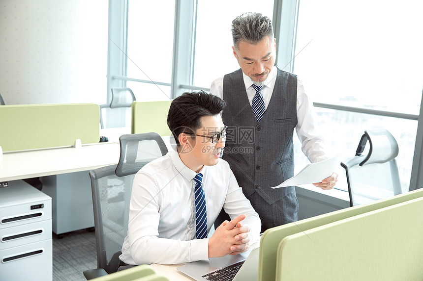 商务人士和老板沟通图片