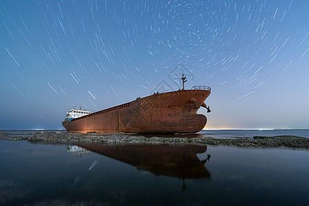 海边巨轮邮轮夜景高清图片