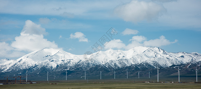 流风机新疆天山雪山背景