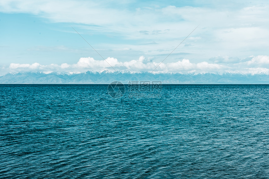 新疆赛里木湖湖水图片