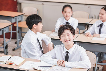 校服小学生小学生教室聊天背景