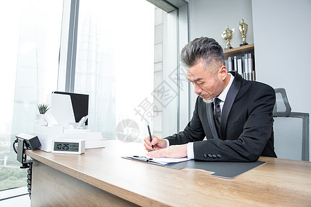 商务男士工作签约图片