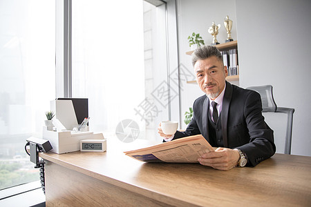 店铺老板商务男士喝茶看报背景