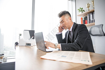 商务男士看电脑打电话背景