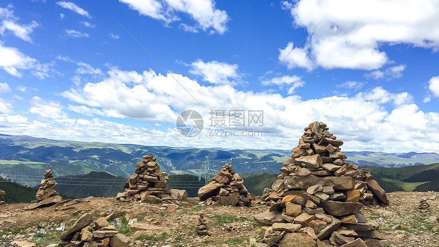 西藏羊湖景区尼玛堆图片